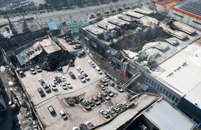 대형 화재가 발생한 대전 대덕구 안전공업 외관을 21일 오전 하늘에서 바라본 모습. 연합뉴스