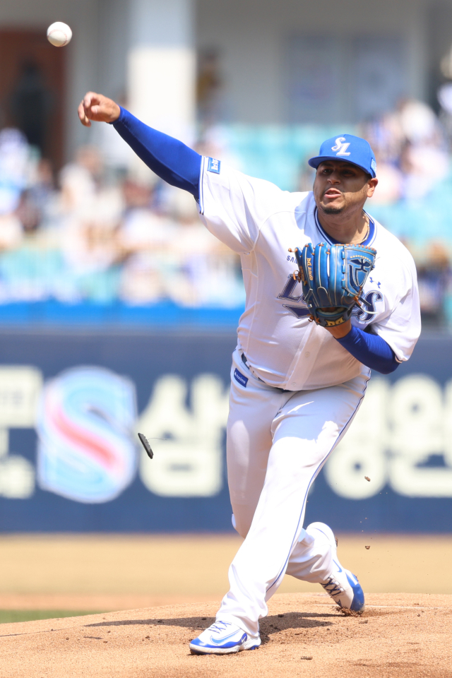 프로야구 삼성라이온즈의 후라도가 21일 LG트윈스와의 시범경기에서 역투하고 있다. 삼성라이온즈 제공