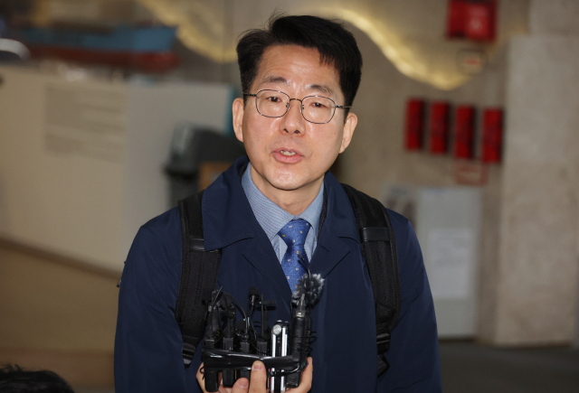 황종우 해수부 장관 후보자가 3일 오전 부산 중구 부산항만공사에 출근해 질의에 답변하고 있다. 연합뉴스