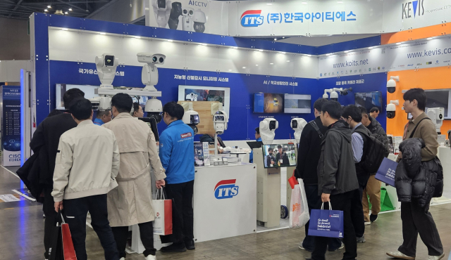 지난 20일 일산 킨텍스에서 열린 제25회 세계보안엑스포에서 한국아이티에스 부스에 바이어들이 오가고 있다. 한국아이티에스 제공