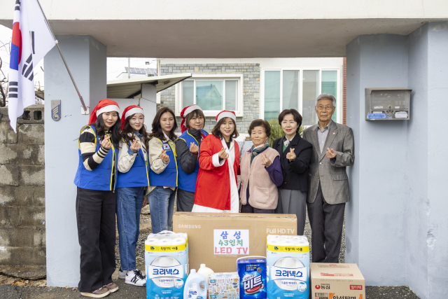 칠곡군 왜관가온로타리클럽 회원들이 독립유공자 후손을 찾아 필요한 물품을 전달하는 