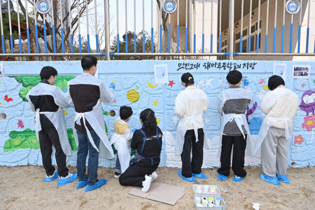 지난 21일 구미 해마루초등학교 계단과 해마루중학교 외벽에는 경북교육청 장애인미술단 