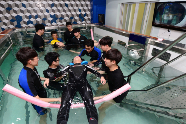 대구보건대학교 물리치료학과 재학생들이 수중치료 실습실에서 교수의 지도에 따라 실습을 하고 있다. 대구보건대 제공
