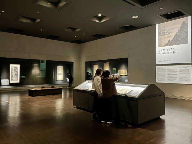 국립중앙박물관이 지난달 새롭게 단장해 선보인 서화실의 모습. 첫 주제전시로 