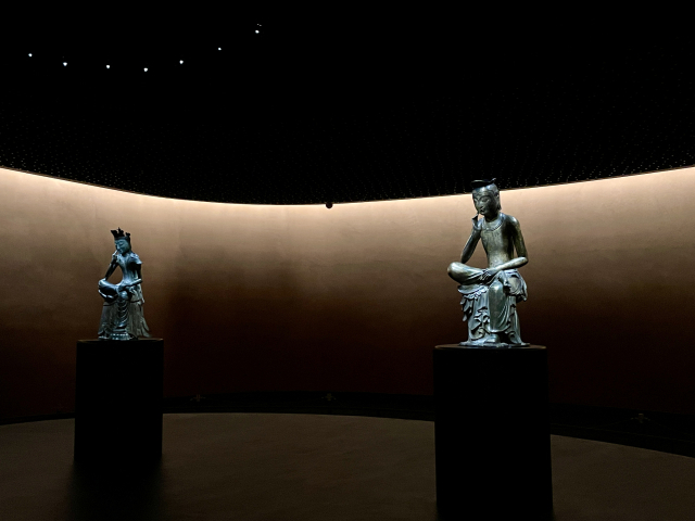 관람객들이 서화실에 전시된 일월오봉도를 감상하고 있다. 이연정 기자