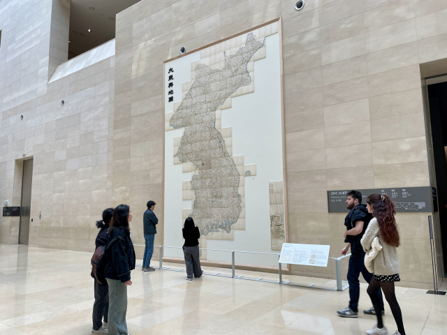 국립중앙박물관 1층에 전시된 대동여지도. 대동여지도를 실제 크기에 가깝게 인쇄한 것으로, 지도의 압도적인 규모와 조선시대 지도 제작 기술의 수준을 생생하게 느낄 수 있다. 이연정 기자