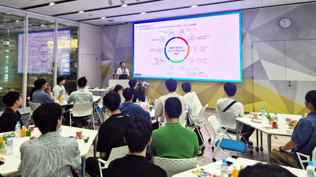 영진전문대 컴퓨터정보계열 학생들이 일본 기업인 MIC를 방문해 회사 현황에 대해 듣고 있다. 영진전문대 제공