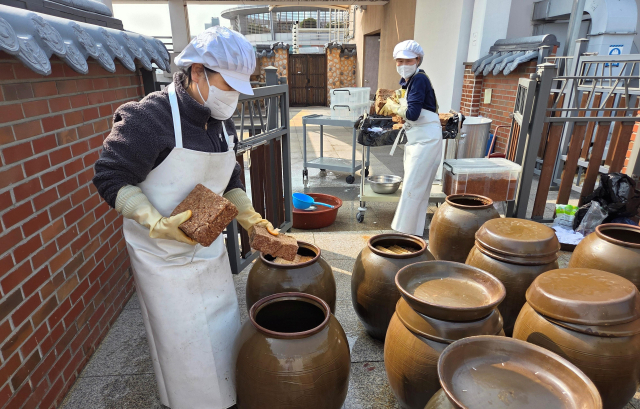 대구시서부노인전문병원 직원들이 입원 어르신들을 위한 