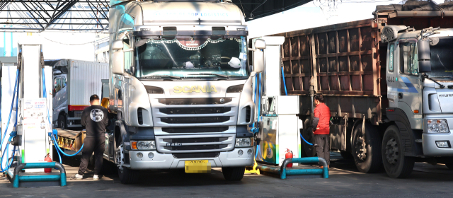 석유 최고가격제가 시행된 13일 인천 중구 한 주유소에 화물차 기사들이 주유하고 있다. 연합뉴스