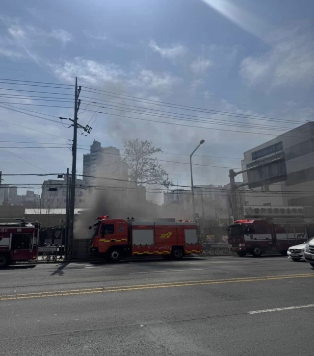 대구 도시철도 1호선 진천역에서 다량의 연기가 발생했다. 매일신문 독자 제공.