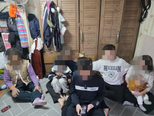 성주군 수륜면 김남수 씨 가족. 큰딸은 학교 기숙사에서 지낸다. 회색 후드 티셔츠가 셋째 성훈 군이다. 이영욱 기자