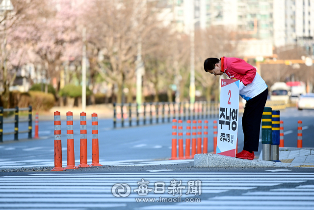 주낙영 국민의힘 경북 경주시장 예비후보가 23일 용강사거리에서 거리 인사를 하고 있다. 주낙영 예비후보 제공