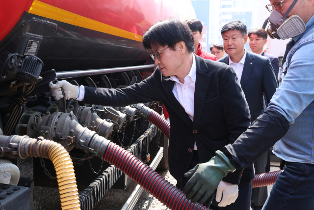 김정관 산업통상부 장관이 석유 최고가격제 시행 나흘째인 16일 충북 오송의 한 자영 알뜰주유소에서 최고가격제 적용 유류를 싣고 온 탱크로리의 입하 과정에 직접 참여하고 있다. 산업통상부는 전날 전국 주유소 1만646곳 가운데 15.3%의 주유소가 휘발윳값을 내리고, 83.7%의 주유소가 가격을 동결하는 등 기름값 인하 흐름이 이어지고 있다고 밝혔다. 연합뉴스