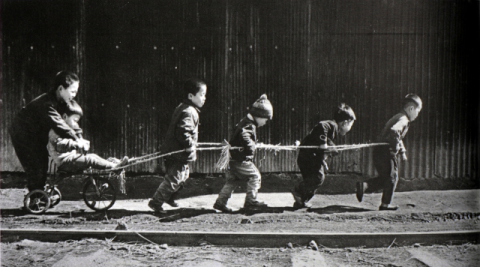 [매일신문 전국 어린이  사진공모전 70년]<1967년 13회>특별상 신철균 '칙칙폭폭'