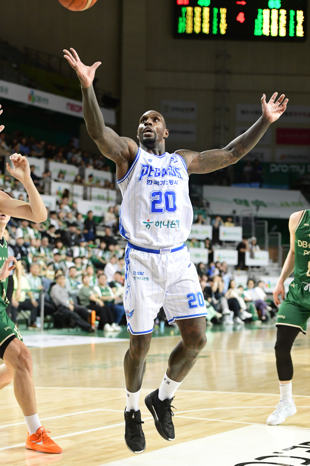프로농구 대구 한국가스공사 페가수스의 라건아가 리바운드를 시도하고 있다. KBL 제공