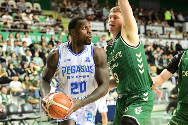 프로농구 대구 한국가스공사 페가수스의 라건아가 23일 원주 DB 프로미와의 대결에서 DB의 헨리 엘런슨과 볼 경합을 벌이고 있다. KBL 제공
