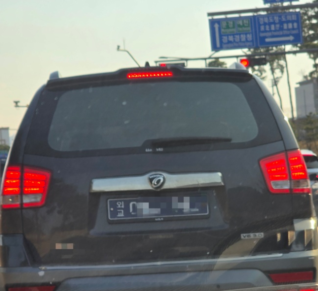 지난 21일 경북 안동시 풍천면 경북도청 인근 도로에서 목격된 외교부 관용차량. 독자 제공.