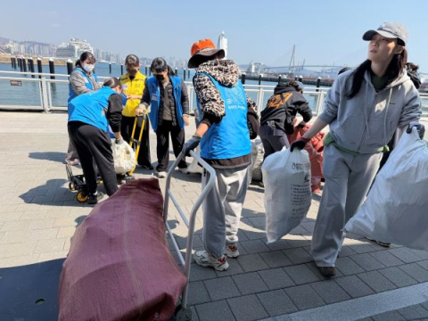 부산 북항 수중쓰레기 530kg 수거
