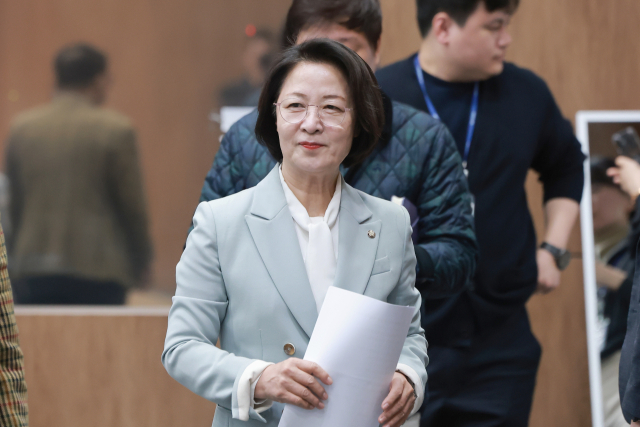 국회 법제사법위원장인 더불어민주당 추미애 의원이 23일 국회 소통관에서 법사위원장직 사임 의사를 밝히는 기자회견을 하기 위해 단상으로 향하고 있다. 연합뉴스