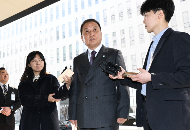 김영환 충북도지사가 23일 서울 양천구 서울남부지방법원에서 자신을 6·3 지방선거 공천에서 배제(컷오프)한 국민의힘 공천관리위원회 결정 효력을 정지해 달라며 낸 가처분 신청 심문에 출석하기 위해 법정으로 향하며, 취재진 질문에 답하고 있다. 연합뉴스