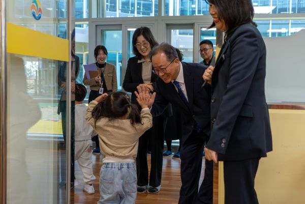 김석준 부산교육감이 어린이집 현장을 방문해 영유아와 인사를 나누고 있다. [사진=부산교육청]
