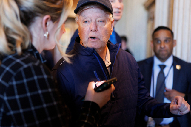 21일(현지시간) 미국 워싱턴DC 미 의회에서 린지 그레이엄 공화당 상원 의원(사우스캐롤라이나)이 기자들의 물음에 답하고 있다. AP 연합뉴스