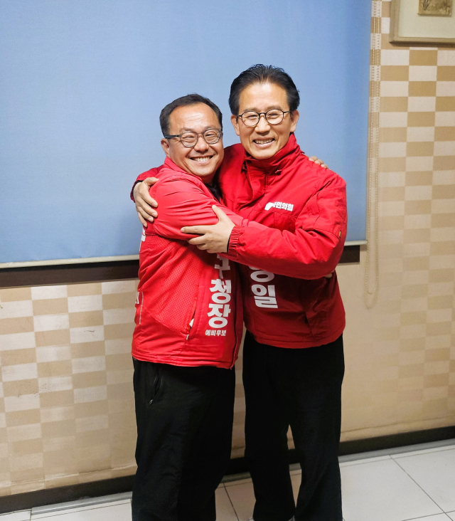 대구 달서구청장 경선 후보인 김형일 전 달서구 부구청장과 홍성주 전 대구시 경제부시장은 지난 22일 전격적인 후보 단일화에 합의했다. 캠프 측 제공