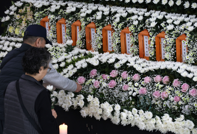 23일 오후 대전시청 1층 로비에 마련된 대덕구 안전공업 화재 희생자 합동분향소를 찾은 시민들이 참배하고 있다. 연합뉴스