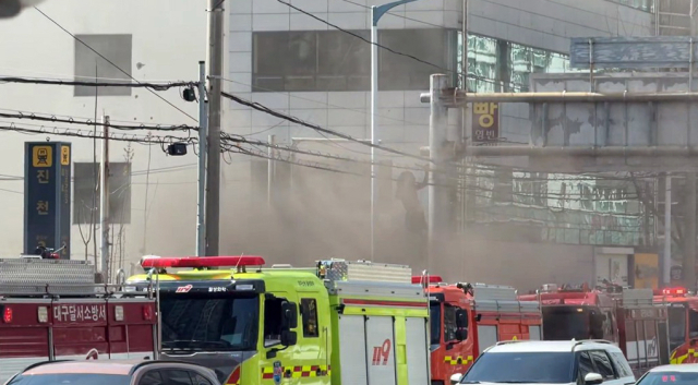23일 오후 대구 달서구 도시철도 1호선 진천역에서 연기가 발생한다는 신고가 접수된 가운데 소방 당국이 진화작업을 하고 있다. 연합뉴스