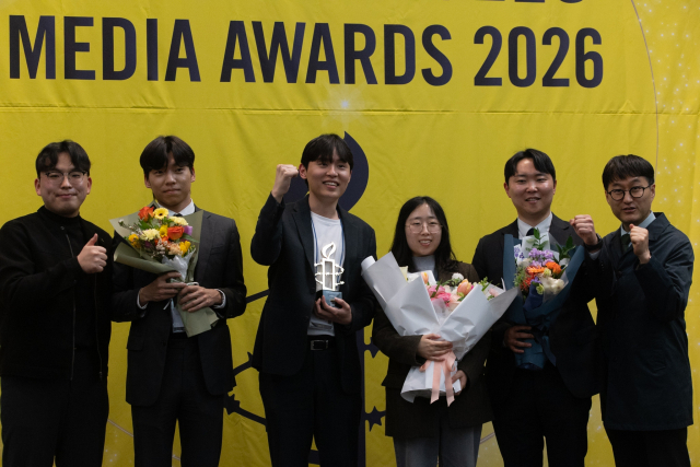 매일신문 신중언·임재환·윤수진 기자가 〈대구 고립보고서〉 연속 기획보도로 제 28회 국제앰네스티 언론상 촛불상을 23일 수상했다. 사진은 왼쪽부터 심헌재, 임재환(수상자), 신중언(수상자), 윤수진(수상자), 박성현, 서광호 기자. 홍준헌 기자.