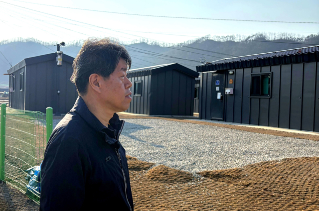 김의승 안동시장 예비후보는 22일 산불 발생 1년을 맞아 피해 현장을 둘러보면서 희생자들을 추모하고, 유가족과 이재민들의 빠른 일상회복에 노력할 것을 밝혔다. 김의승 예비후보 선거사무소 제공