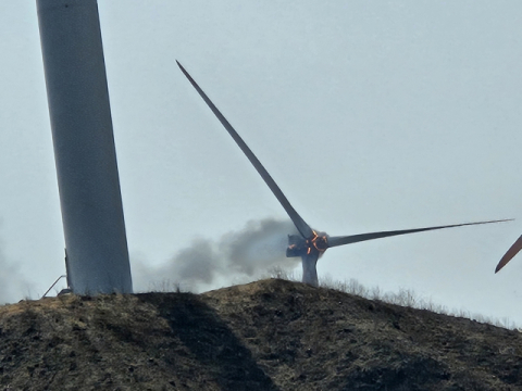 영덕 풍력발전단지 이번엔 화재 3명 사망…야산 번진 불 겨우 잡아
