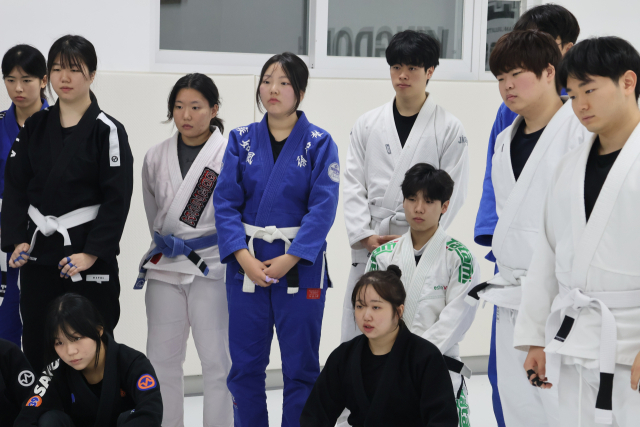 지난해 11월 킹덤주짓수 대명지부 체육관에서 유니파이드 주짓수 회원들이 기술 세미나를 경청하고 있다. 유니파이드 주짓수 제공