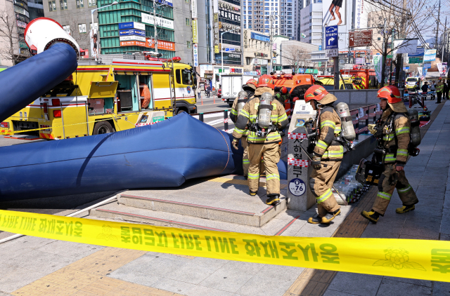 [포토뉴스] 진천역 화재 현장 향하는 소방대원들