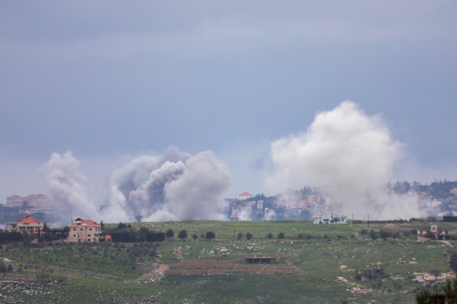 22일(현지시간) 레바논 남부 나바티에주 마르자윤 일대에 이스라엘군의 공습으로 연기가 피어오르고 있다. 로이터 연합뉴스