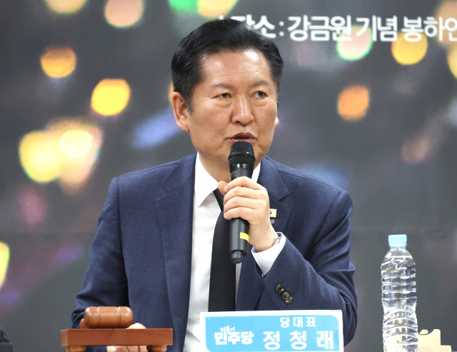 정청래 더불어민주당 대표가 23일 경남 김해시 진영읍 강금원기념봉하연수원 강연장에서 열린 현장 최고위원회의에서 발언하고 있다. 연합뉴스