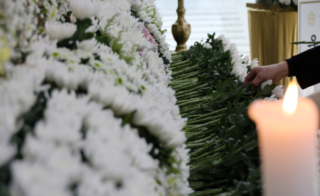 23일 오후 대전시청 1층 로비에 마련된 대덕구 안전공업 화재 희생자 합동분향소를 찾은 시민들이 참배하고 있다. 연합뉴스