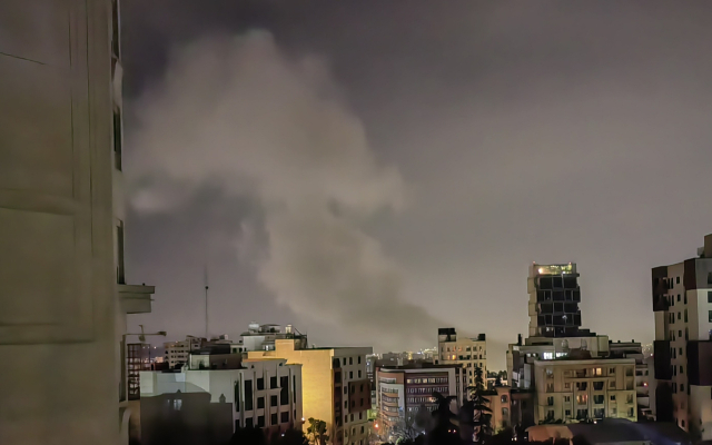 23일(현지시간) 이란 테헤란 일대에 대한 이스라엘군의 공습으로 여러 곳에서 불꽃과 연기가 피어올랐다. 신화 연합뉴스