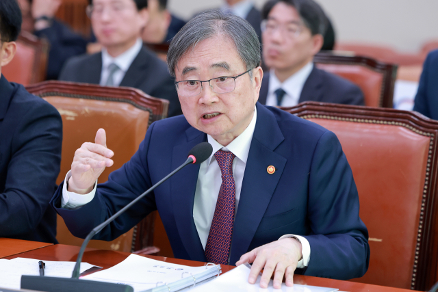 조현 외교부 장관이 17일 국회에서 열린 외교통일위원회 전체회의에서 의원 질의에 답하고 있다. 연합뉴스