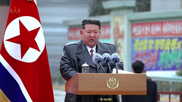 김정은 북한 국무위원장이 지난 1일 당 제9차대회 후 첫 경제현장 행보로 상원세멘트연합기업소를 축하방문해 종업원들에게 격려 연설을 했다고 조선중앙TV가 2일 보도했다. [조선중앙TV 화면] [국내에서만 사용가능. 재배포 금지. For Use Only in the Republic of Korea. No Redistribution] 연합뉴스