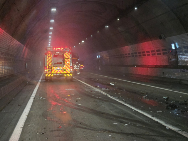 상주영천고속도로 평호터널서 화물차 3중 추돌…1명 사망