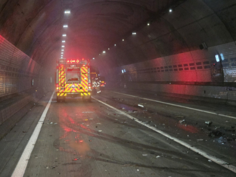 상주영천고속도로 평호터널서 화물차 3중 추돌…1명 사망