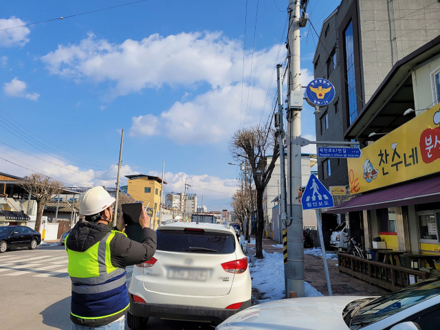 영주시가 주소정보시설물에 대한 전수조사를 하고 있다. 영주시 제공