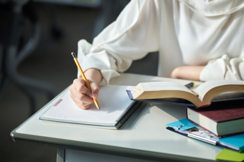 짧은 영상 좋아, 긴 글 싫어… 국가적 과제로 떠오른 '문해력 저하'