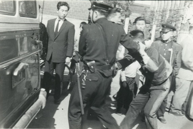 1960년 2월 28일 대구 학생 시위 현장에서 경찰이 참가 학생을 연행하고 있다. 일요 등교령에 항의해 거리로 나선 학생들은 강경 진압에 맞섰고, 이는 이후 4·19 혁명으로 이어지는 계기가 됐다.