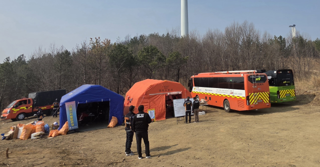 경찰, 소방 등 관계자들이 사고 수습을 위해 현장에서 풍력발전기의 불이 완전히 꺼지기를 기다리고 있다. 박승혁 기자