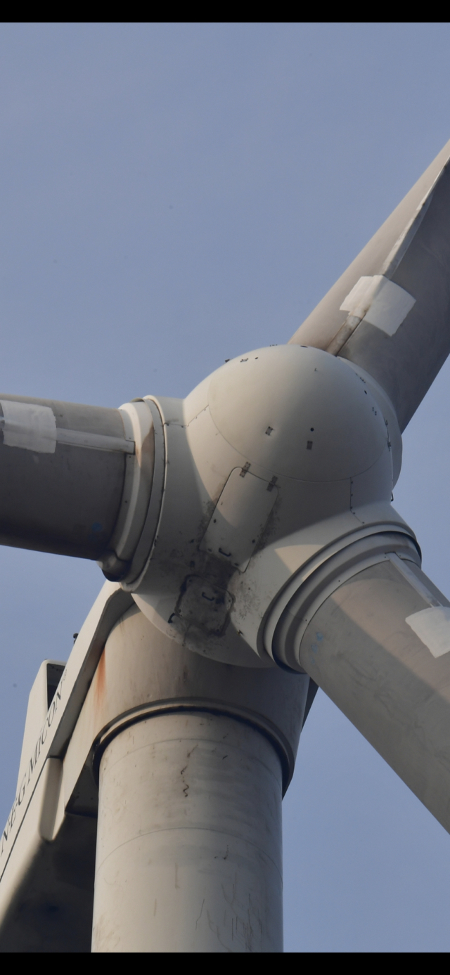 영덕풍력발전단지 내 풍력발전기 기둥 끝 부분에 균열이 보이고 있다. 이곳 발전기 24기는 모두 수명이 만료됐다. 박승혁 기자