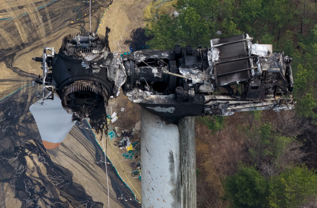 24일 영덕군 영덕읍 창포리 풍력발전단지에서 전날 화재로 인해 프로펠러 3개 중 2개가 소실된 풍력발전기 19호기가 검게 그을려 있다. 김영진 기자 kyjmaeil@imaeil.com