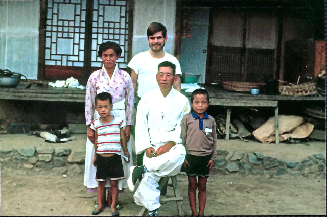 1960년대 당시 기증자 이정호씨 가족과 미국인 선교사가 함께 찍은 사진. 영천시 제공