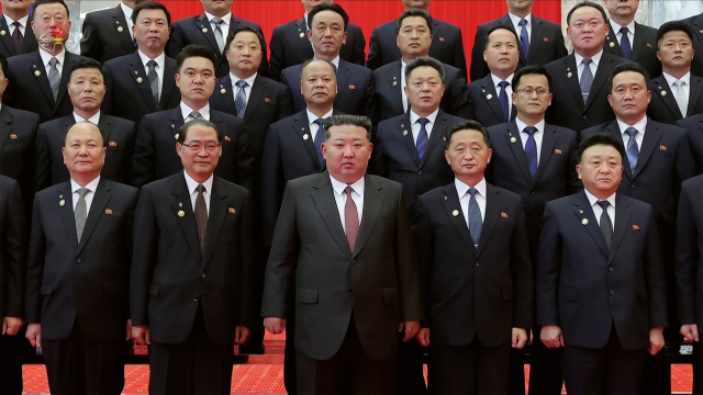 김정은 북한 국무위원장이 지난 23일 최고인민회의 제15기 제1차회의에서 새로 임명된 내각 성원·제15기 최고인민회의 대의원들을 평양의사당에서 만나 축하·격려하고 기념사진을 찍었다고 조선중앙TV가 24일 보도했다. 연합뉴스